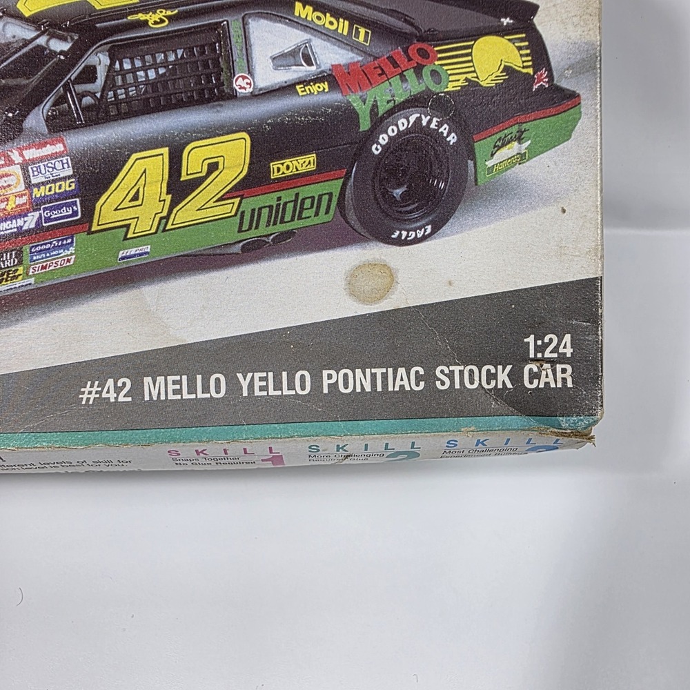 Monogram Model 2428 Kyle Petty Nascar Mellow Yellow Stock Car  1:24 Sealed 1991 - Picture 4 of 11